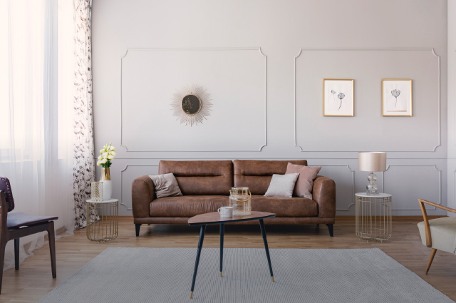 moderner Raum in creme, braun und weiß Tönen